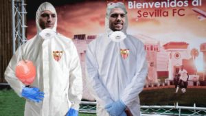 El Sevilla FC presenta la equipación especial para medirse contra La Roma