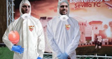El Sevilla FC presenta la equipación especial para medirse contra La Roma