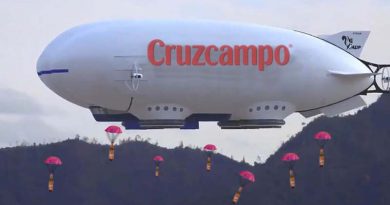 Cruzcampo envía lanza botellines de emergencia para los sevillanos confinados