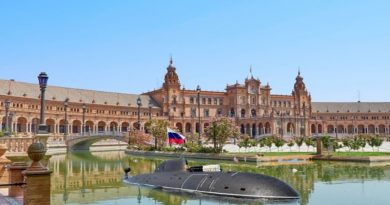 Aparece un submarino ruso en la plaza de España