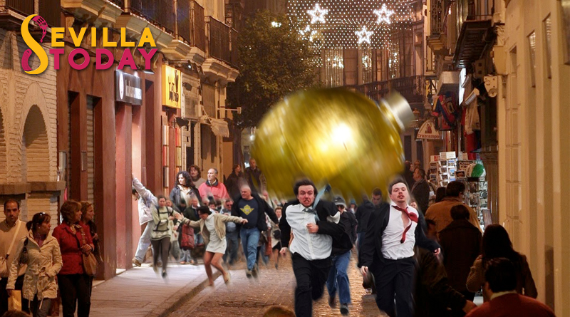 Bola de navidad gigante provoca una estampida en calle Sierpes